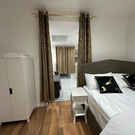 4Th Studio Flat With Private Own Bathroom A London Luxury Family Home Setup And Furnished With Double Bed Plus A Double Futon-Sofa Bed A Single Futon Bed A Baby Cot And Garden And Free Parking Exterior photo