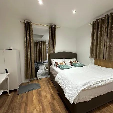 4Th Studio Flat With Private Own Bathroom A London Luxury Family Home Setup And Furnished With Double Bed Plus A Double Futon-Sofa Bed A Single Futon Bed A Baby Cot And Garden And Free Parking Exterior photo