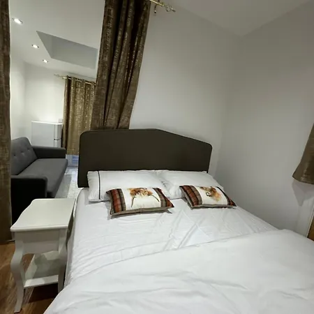 4Th Studio Flat With Private Own Bathroom A London Luxury Family Home Setup And Furnished With Double Bed Plus A Double Futon-Sofa Bed A Single Futon Bed A Baby Cot And Garden And Free Parking Exterior photo