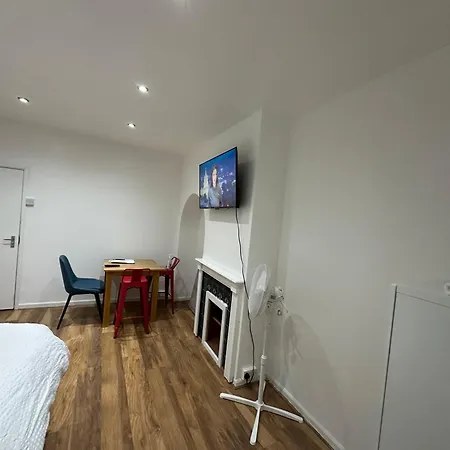 4Th Studio Flat With Private Own Bathroom A London Luxury Family Home Setup And Furnished With Double Bed Plus A Double Futon-Sofa Bed A Single Futon Bed A Baby Cot And Garden And Free Parking Exterior photo