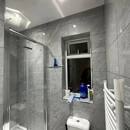 4Th Studio Flat With Private Own Bathroom A London Luxury Family Home Setup And Furnished With Double Bed Plus A Double Futon-Sofa Bed A Single Futon Bed A Baby Cot And Garden And Free Parking Exterior photo