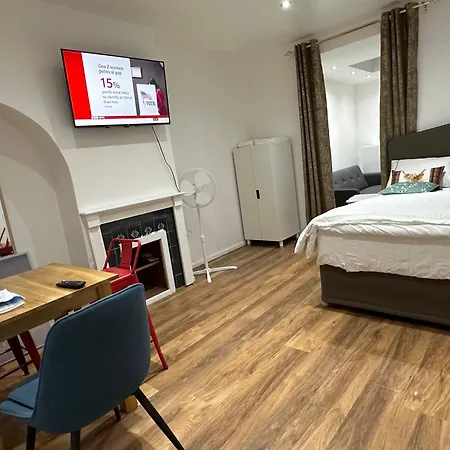 4Th Studio Flat With Private Own Bathroom A London Luxury Family Home Setup And Furnished With Double Bed Plus A Double Futon-Sofa Bed A Single Futon Bed A Baby Cot And Garden And Free Parking Exterior photo