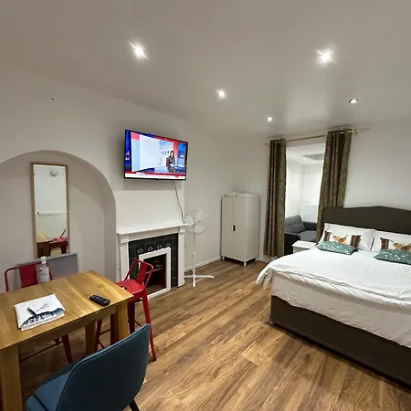 4Th Studio Flat With Private Own Bathroom A London Luxury Family Home Setup And Furnished With Double Bed Plus A Double Futon-Sofa Bed A Single Futon Bed A Baby Cot And Garden And Free Parking Exterior photo