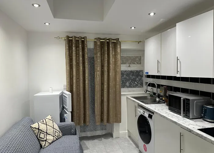 4Th Studio Flat With Private Own Bathroom A London Luxury Family Home Setup And Furnished With Double Bed Plus A Double Futon-Sofa Bed A Single Futon Bed A Baby Cot And Garden And Free Parking
