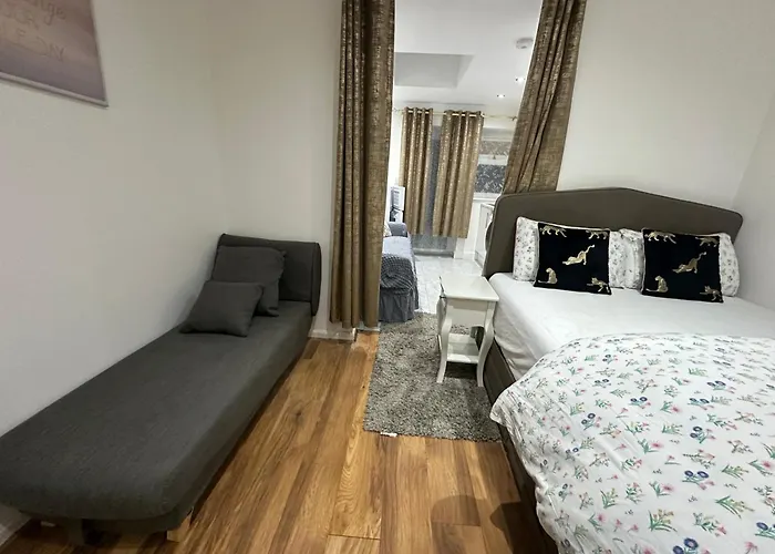 4Th Studio Flat With Private Own Bathroom A London Luxury Family Home Setup And Furnished With Double Bed Plus A Double Futon-Sofa Bed A Single Futon Bed A Baby Cot And Garden And Free Parking